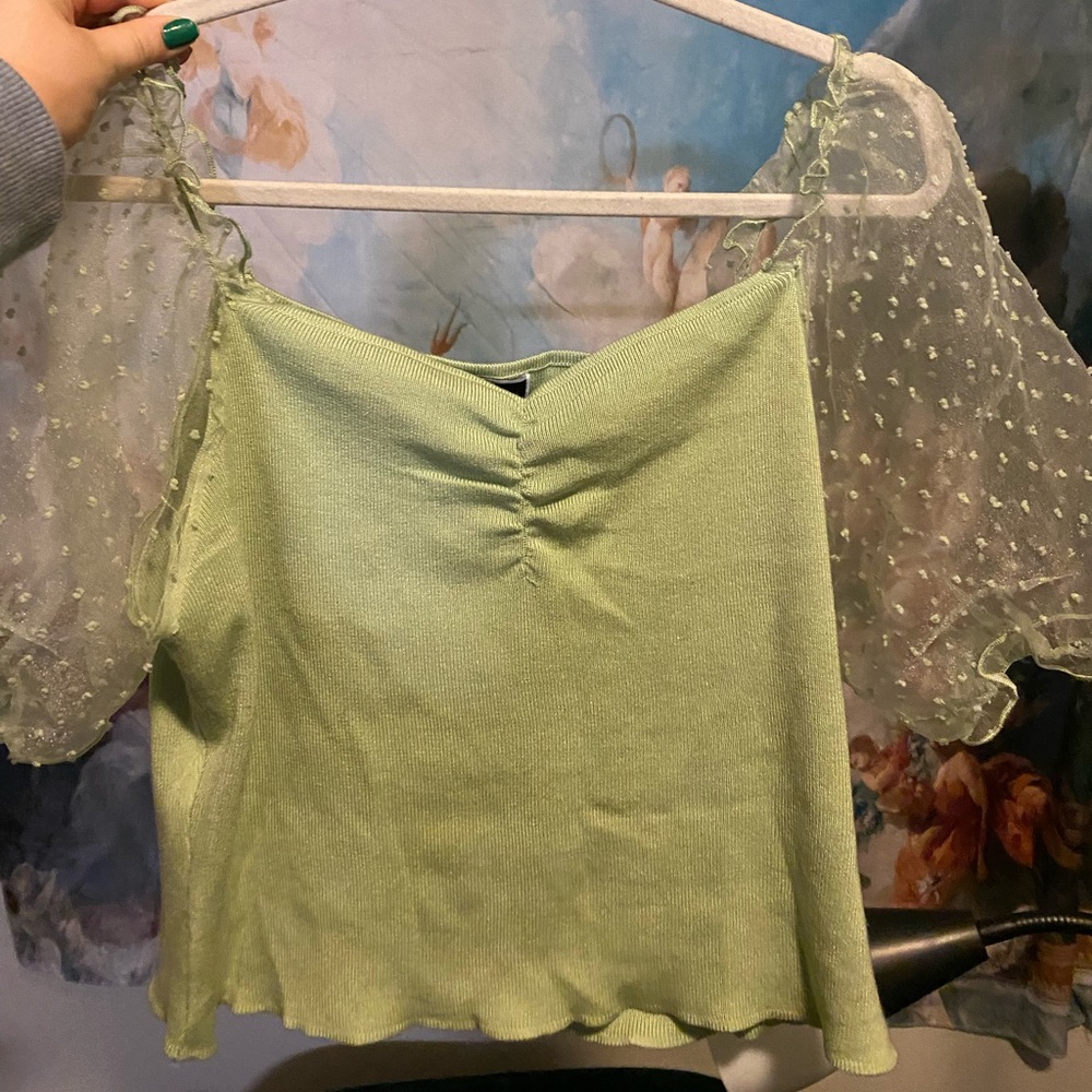 Sage green top. Size XL but is a stretchy material. Fits a size 16-20 :)